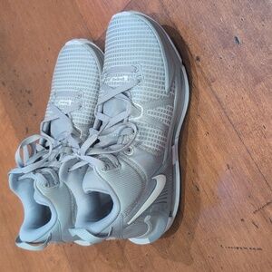 Nike Lebron Witness VII White Silver Gray Mens Size 10 Basketball Shoes